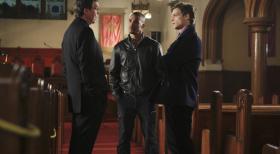 Criminal Minds - Um eine Mordserie aufzuklären, reist das BAU-Team um Reid (Matthew Gray Gubler, r.) und Morgan (Shemar Moore, M.) nach Portland, Oregon. Bei den Ermittlungen hoffen sie von einem Priester (Ivar Brogger, l.) Hinweise auf den Täter zu bekommen ... © ABC Studios