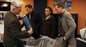 Ermitteln in einem neuen Mordfall: Gibbs (Mark Harmon, l.), Tony (Michael Weatherly, 2.v.l.), Ziva (Cote de Pablo, 2.v.r.) und McGee (Sean Murray, r.) ... © CBS Television