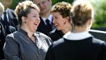 Sehr groß scheint die Trauer von Petra (Mackie Heilmann, l.) und Julia (Sabine Menne, M.) um deren Mann nicht zu sein. Da kann sich die Pastorin (Judith Döker, r.) nur wundern. © Sat.1 Sehr groß scheint die Trauer von Petra (Mackie Heilmann, l.) und Julia (Sabine Menne, M.) um deren Mann nicht zu sein. Da kann sich die Pastorin (Judith Döker, r.) nur wundern. © Sat.1