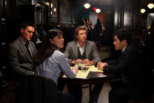 Ein neuer Fall wartet auf Wayne (Owain Yeoman, l.), Teresa (Robin Tunney, 2.v.l.), Patrick (Simon Baker, 2.v.r.) und Kimball (Tim Kang, r.) ... © Warner Brothers