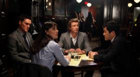 Ein neuer Fall wartet auf Wayne (Owain Yeoman, l.), Teresa (Robin Tunney, 2.v.l.), Patrick (Simon Baker, 2.v.r.) und Kimball (Tim Kang, r.) ... © Warner Brothers