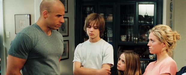 Der Babynator - Bei der Mission, einen Regierungswissenschaftler zu beschützen, versagt Soldat Shane Wolfe (Vin Diesel, l.). Als dessen Familie in Lebensgefahr gerät, sieht er seine Chance zur Wiedergutmachung: Er erklärt sich bereit, die fünf Kinder unter seine Fittiche zu nehmen ... © Walt Disney Pictures, Spyglass Entertainment. All Rights Reserved