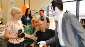 Maik ist beim Fotoshooting unkonzentriert: (vorne v.l.n.r.) Olivia (Kasia Borek), Virgin (Chris Gebert), Bruno (K. Dieter Klebsch) und Maik (Sebastian König) ... © SAT.1