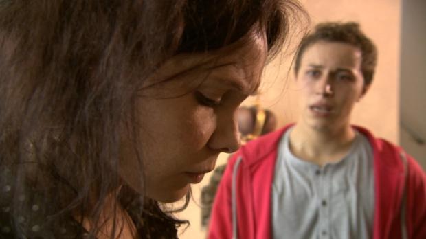 Sat.1 Im Haus ihres Chefs ertappt Anna Brendel (l.) drei Einbrecher auf frischer Ta...