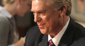 Harry's Law - Führt Harry zum Essen aus: Thomas (Christopher McDonald) ... © Warner Bros. Television