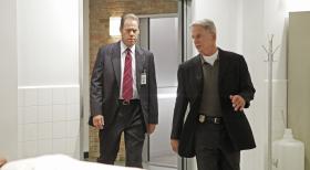 Navy CIS - Versuchen einen neuen Fall aufzudecken: Gibbs (Mark Harmon, r.) und Metro Detective Danny Sportelli (Jack Conley, l.) ... © CBS Television