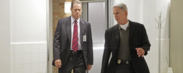 Navy CIS - Versuchen einen neuen Fall aufzudecken: Gibbs (Mark Harmon, r.) und Metro Detective Danny Sportelli (Jack Conley, l.) ... © CBS Television Navy CIS - Versuchen einen neuen Fall aufzudecken: Gibbs (Mark Harmon, r.) und Metro Detective Danny Sportelli (Jack Conley, l.) ... © CBS Television
