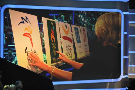 Promi-Joker Ulla Kock am Brink versucht den Kandidaten weiterzuhelfen, wenn die mal auf der Leitung stehen ... © SAT.1