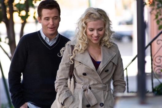 Er steht einfach nicht auf Dich - Anna (Scarlett Johansson, r.) kann sich nicht entscheiden zwischen dem attraktiven verheirateten Ben und dem einfach gestrickten Langweiler Conor (Kevin Connolly, l.), der schier verzweifelt, weil er nicht bei ihr landen kann ... © Warner Brother