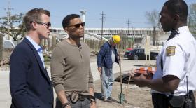 Common Law - Werden zu einem neuen Mordfall gerufen und dabei stoßen Travis (Michael Ealy, M.) und Wes (Warren Kole, l.) auf den Verlobten von Dr. Ryan. Doch was hat er damit zu tun? © USA Network