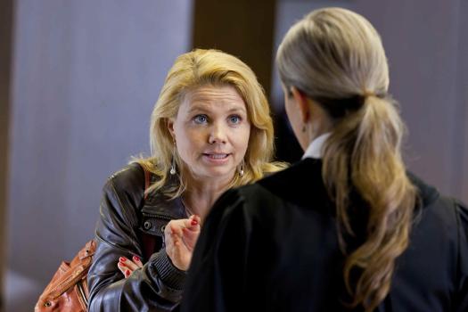 Danni Lowinski - Versucht alles, um ihren Mandanten Manuel Berger zu helfen: Danni Lowinski (Annette Frier, l.) ... © SAT.1