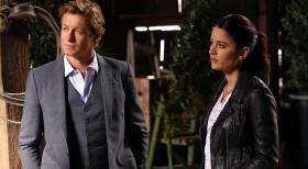 The Mentalist - Der Tod des jungen Botanikers und Cannabis-Forscher Jeremy Reese führt Patrick (Simon Baker, l.) und Teresa (Robin Tunney, r.) in die lukrative Welt des medizinischen Marihuana-Anbaus ... © Warner Bros. Television