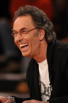 Hugo Egon Balder hat wie immer Spaß beim Moderieren der Sendung. © Sat.1