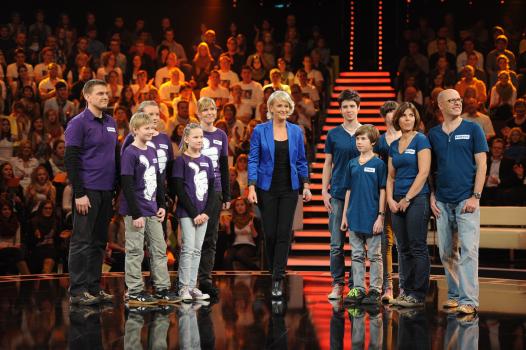 Die perfekte Minute - "Die perfekte Minute": Ulla Kock am Brink (M.) mit ihren Kandidaten Thomas (l.), Ute (5.v.l.), Hannah (3.v.l.), Sarah (4.v.l.) und Noah Urban (2.v.l.) und Andreas (r.), Marion (2.v.r.), Lukas (5.v.r.), Julie (3.v.r.) und Titus Fritsch (4.v.r.) ... © Willi Weber SAT.1