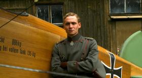 Der Rote Baron - Die Oberste Heeresleitung erkennt bald den propagandistischen Wert von Freiherr Manfred von Richthofen (Matthias Schweighöfer) und stilisiert seine Person zum Idol und Hoffnungsträger einer ganzen Nation hoch ... © Warner Bros. Television