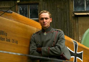 Der Rote Baron - Die Oberste Heeresleitung erkennt bald den propagandistischen Wert von Freiherr Manfred von Richthofen (Matthias Schweighöfer) und stilisiert seine Person zum Idol und Hoffnungsträger einer ganzen Nation hoch ... © Warner Bros. Television