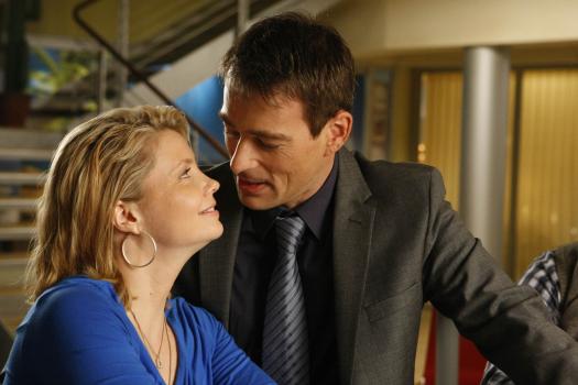 Durch einen neuen Fall steht ihre Liebe auf dem Spiel: Danni (Annette Frier, l.) und Oliver (Jan Sosniok, r.) ... © SAT.1