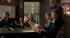 Criminal Minds - Werden mit einem neuen Fall vertraut gemacht: Rossi (Joe Mantegna, l.), J.J. (A.J. Cook, 2.v.l.), Morgan (Shemar Moore, 2.v.r.), Reid (Matthew Gray Gubler, M.) und Alex Blake (Jeanne Tripplehorn, r.) ... © ABC Studios