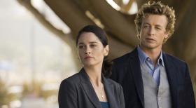 Ein neuer Mordfall beschäftigt Teresa Lisbon (Robin Tunney, l.) und Patrick Jane (Simon Baker, r.) ... © Warner Bros. Television