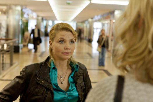 Danni Lowinski - Um ihre Steuerschulden abzutragen, hat Danni (Annette Frier) das rettende Angebot von Oliver Schmidt annehmen müssen. Da sie glaubt, sie habe sowieso keine Verhandlungsposition, unterschreibt sie sein Angebot, ohne sich den Vertrag durchzulesen ... © SAT.1