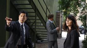 Als der geniale Mathematiker Noah Valiquette erschossen wird, werden Patrick (Simon Baker, M.), Teresa (Robin Tunney, r.) und Kimball (Tim Kang, l.) mit dem Fall vertraut gemacht ... © Warner Brothers