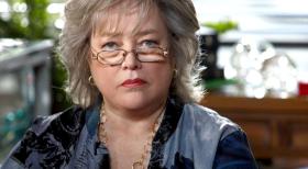 Harry's Law - Nach ihrem Rauswurf aus einer hochdotierten Kanzlei versucht sich Patentanwältin Harriet Korn (Kathy Bates) fortan auf dem Gebiet des Strafrechts in einer eher zweifelhaften Gegend ... © Warner Bros. Television