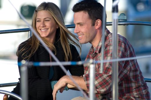 Er steht einfach nicht auf Dich - Beth (Jennifer Aniston, l.) und Neil (Ben Affleck, r.) sind seit mehr als sieben Jahren in einer glücklichen Beziehung. Zum vollkommenden Glück fehlt Beth der Ehering, doch Neil ist auch ohne glücklich. Mit der Zeit beginnt sie, ihre Beziehung in Frage zu stellen, bis sie letztlich vor dem aus steht ... © Warner Brother
