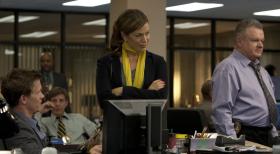 Common Law - Während Dr. Ryan (Sonya Walger, 2.v.r.) Travis und Wes (Warren Kole, l.) einen Tag bei der Arbeit begleitet, versuchen diese, gemeinsam mit Phil Sutton (Jack McGee, r.) einen Mordfall aufzudecken ... © 2012 USA Network Media, LLC