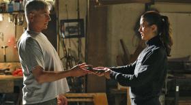Gibbs (Mark Harmon, l.) steht vor einer schwierigen Aufgabe, da er Zivas (Cote de Pablo, r.) Schicksal in seinen Händen hält ... © CBS Television