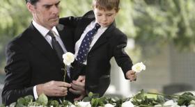 Ein schwerer Tag für Hotch (Thomas Gibson, l.) und seinen Sohn Jack (Cade Owens, r.) ... © Touchstone Television
