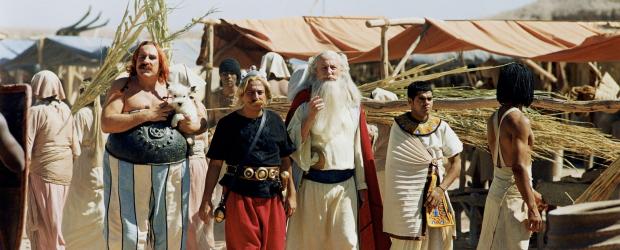 Asterix & Obelix: Mission Kleopatra - Obelix (Gerald Depardieu, l.), Asterix (Christian Clavier, 2.v.l.) und Miraculix (Claude Rich, 2.v.r.) lassen sich nicht lange bitten und eilen Architekt Numerobis (Jamel Debbouze, r.) zu Hilfe. Mit Hilfe ihres Zaubertranks wollen sie im Handumdrehen einen Palast der Sonderklasse errichten ... © Tobis StudioCanal