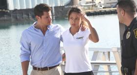 Ein Partyboot mit amerikanischen Jugendlichen an Bord wird überfallen. Von der Küstenwache alarmiert, finden Steve und sein Team das Boot verwaist vor - der Kapitän und ein tongaischer Pirat liegen erschossen an Deck. Haben Susan (Vanessa Minnillo, r.) und Tyler (Nick Lachey, l.) etwas damit zu tun? © TM &   2010 CBS Studios Inc. All Rights Reserved.
