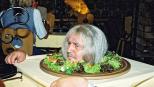 Markus Maria Profitlich wird serviert! © Sat.1