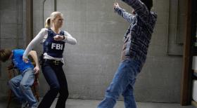Criminal Minds - Gerade noch rechtzeitig können JJ (AJ Cook, M.) und ihre Kollegen verhindern, dass Michael (Geoffrey Blake, r.) Hunter (Tyler Max Neitzel, l.) etwas antut ... © ABC Studios