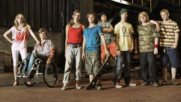 Vorstadtkrokodile 2 - Kais (Fabian Halbig, 2.v.l.) Cousine (Jenny (Ella-Maria Gollmer, l.) geht den Vorstadtkrokodilen Maria (Leonie Tepe, 3.v.l.), Hannes (Nick Romeo Reimann, 4.v.l.), Jorgo (Javidan Imani, 4.v.r.), Olli (Manuel Steitz, 3.v.r.), Frank (David Hürten, 2.v.r.) und Frank (David Hürten, r.) mächtig auf die Nerven ... © Constantin Film Verleih