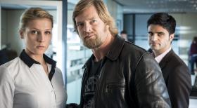 Der letzte Bulle - Die neue Controllerin Steffi Averdunk (Franziska Weisz, l.) sucht im Präsidium nach Einsparungsmöglichkeiten. Während sie bei Andreas (Maximilian Grill, r.) nicht fündig wird, landet sie natürlich gleich bei Micks (Henning Baum, M.) Dienstauto ... © Martin Rottenkolber SAT. 1