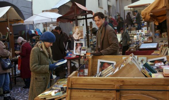Tintenherz - Bücher spielen eine große Rolle im Leben von Meggie (Eliza Bennett, l.) und ihrem Vater Mo (Brendan Fraser, r.). Noch versteht Meggie jedoch nicht, warum ihr Vater immer auf der Suche nach einem ganz bestimmten Buch ist. © Warner Brothers