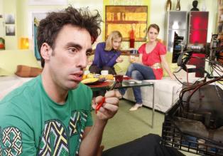 Two Funny - Die Sketch Comedy - Maike (Judith Richter, M.) weiß im Gegensatz zu ihrer Freundin (Lena Labusga, r.) genau, warum sie Tom (Alexander Schubert, l.) den Fernseher selbst reparieren lässt... © Noreen Flynn Sat.1