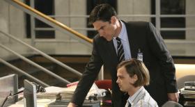 Criminal Minds - Als ein Mörder nach vier Jahren aus dem Koma erwacht, ist für Reid (Matthew Gray Gubler, unten) und Aaron Hotchner (Thomas Gibson, oben) wichtig, den Fall abzuschließen um den ermordeten Frauen Gerechtigkeit widerfahren zu lassen, obwohl ihr Mörder durch den Gedächtnisverlust ein völlig anderer Mensch geworden ist ... © Touchstone Television