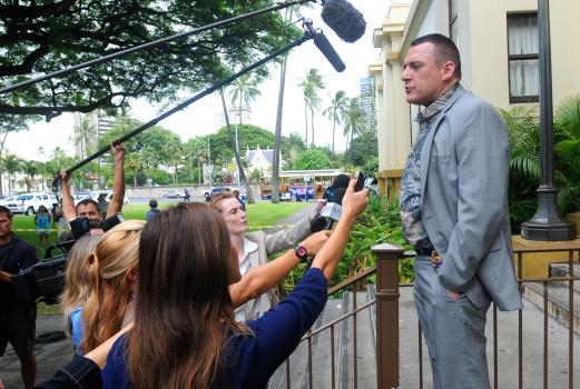 Hawaii Five-0 - Kono wird Captain Fryer (Tom Sizemore, r.), dem Leiter der Dienstaufsicht verhört und anschließend aus dem Polizeidienst entlassen. Doch das ist noch nicht alles, auf sie wartet auch noch eine Gerichtsverhandlung ... © TM &   CBS Studios Inc. All Rights Reserved.