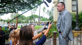 Hawaii Five-0 - Kono wird Captain Fryer (Tom Sizemore, r.), dem Leiter der Dienstaufsicht verhört und anschließend aus dem Polizeidienst entlassen. Doch das ist noch nicht alles, auf sie wartet auch noch eine Gerichtsverhandlung ... © TM &   CBS Studios Inc. All Rights Reserved.