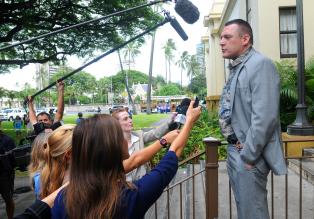 Hawaii Five-0 - Kono wird Captain Fryer (Tom Sizemore, r.), dem Leiter der Dienstaufsicht verhört und anschließend aus dem Polizeidienst entlassen. Doch das ist noch nicht alles, auf sie wartet auch noch eine Gerichtsverhandlung ... © TM &   CBS Studios Inc. All Rights Reserved.