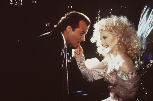 Die Geister, die ich rief ... - Immer wieder wird der zynische Fernsehboss Frank Cross (Bill Murray, l.) von einer Fee (Carol Kane, r.) mit den Menschen konfrontiert, die unter seinem Geiz und seiner Gefühlskälte extrem leiden müssen ... © Paramount Pictures