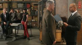 Nach alldem was geschehen ist, nimmt sich Jenny Shepard erst einmal eine Auszeit. Der stellvertretende Direktor des NCIS, Leon Vance, übernimmt solange ihre Aufgaben und teilt dies Gibbs (Mark Harmon, 2.v.r.), Tony (Michael Weatherly, 2.v.l.), Ziva (Cote de Pablo, 3.v.r.), McGee (Sean Murray, l.) und Abby (Pauley Perrette, 3.v.r.) mit ... © CBS Television