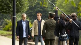 Homeland - Sergeant Nicholas Brody (Damian Lewis, r.) stellt sich den Fragen des Reporters (Candace Blanchard, l.), aber weiß kritischen Themen auszuweichen ... © 2011 Twentieth Century Fox Film Corporation. All rights reserved.