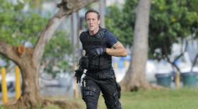 Hawaii Five-0 - Setzt bei den Ermittlungen immer wieder sein Leben aufs Spiel: Steve (Alex O'Loughlin) ... © TM &   CBS Studios Inc. All Rights Reserved.