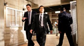 Ein neuer Mordfall beschäftigt Wayne (Owain Yeoman, l.) und Kimball (Tim Kang, r.) ... © Warner Bros. Television