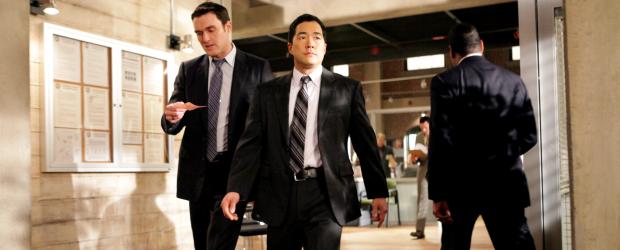 Ein neuer Mordfall beschäftigt Wayne (Owain Yeoman, l.) und Kimball (Tim Kang, r.) ... © Warner Bros. Television Ein neuer Mordfall beschäftigt Wayne (Owain Yeoman, l.) und Kimball (Tim Kang, r.) ... © Warner Bros. Television