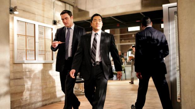 Warner Bros. Television Ein neuer Mordfall beschäftigt Wayne (Owain Yeoman, l.) und Kimball (Tim Kang...