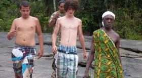 Die strengsten Eltern der Welt - Gastvater Johannes (r.) in Suriname führt in seiner Familie ein strenges Regiment. Wer ihn erlebt, dem wird schnell klar, wer hier der Boss ist. Aber wissen das auch Cihan (l.) und Jonas (2.v.r.)? © SAT.1